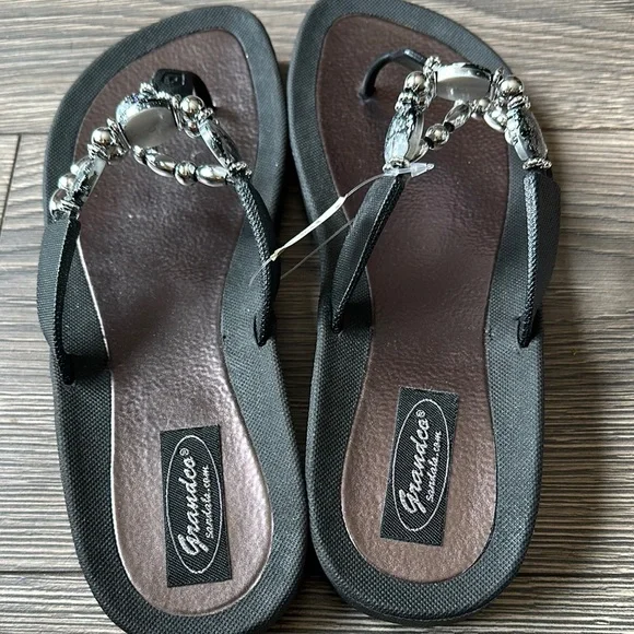 Elegant Black and Brown Sandals with Floral Embellishments - Picture 3 of 7